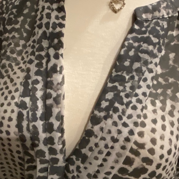 Blouse by A.n.a a new approach size XL grey /white He needed in front semisheer - Picture 10 of 13